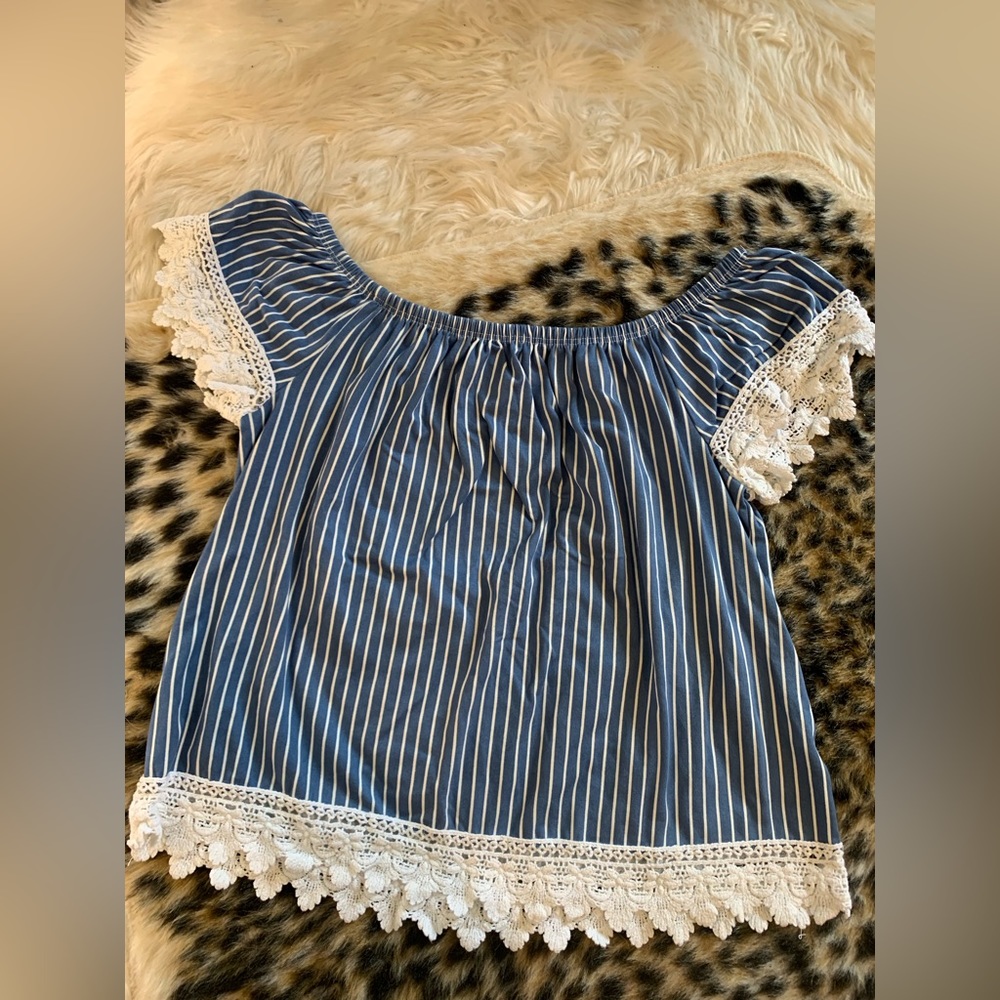 Cute blue and white top